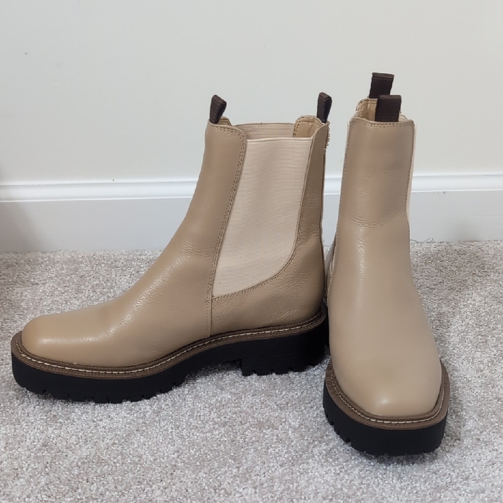 NWOT Women's Laguna Lug-Sole Chelsea Booties In Sesame 9.5